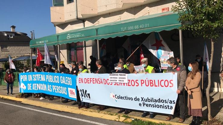 Concentración de delegados da CIG ante a residencia de maiores de Salvaterra para esixir depurar responsabilidades polo "contaxio masivo" de usuarios e traballadores do centro.. CIG / Europa Press