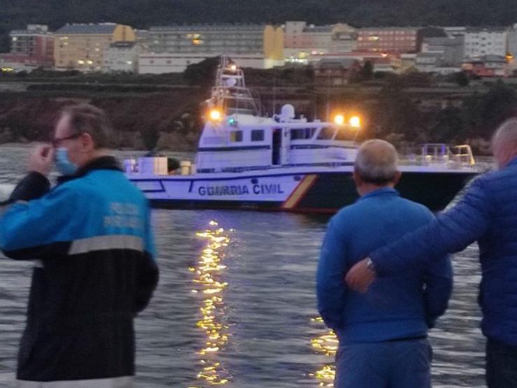 Dispositivo despregado para a busca do home que caeu ao mar en cadeira de rodas en Burela/AXM
