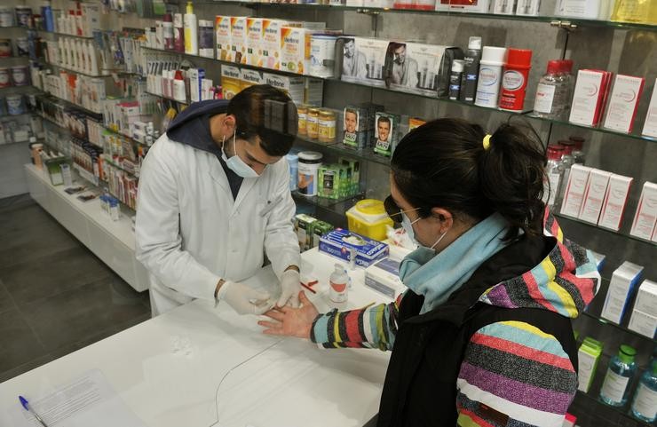 Un farmacéutico realiza unha proba serolóxica de Covid-19 na Farmacia Mónica Muradas, no Carballiño 