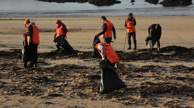 Limpeza realizada por mariscadoras en praias de Outes / remitida