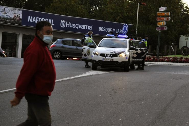 Un home pasa á beira de varios axentes durante un control de mobilidade nunha vía do Carballiño. Rosa Veiga - Europa Press - Arquivo 