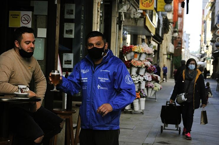 Varios comensais gozan nunha terraza dun estableicmiento do centro o mesmo día en que se levanta o peche perimetral do municipio e reábrese a hostalaría, no Carballiño (Ourense). Rosa Veiga - Europa Press 