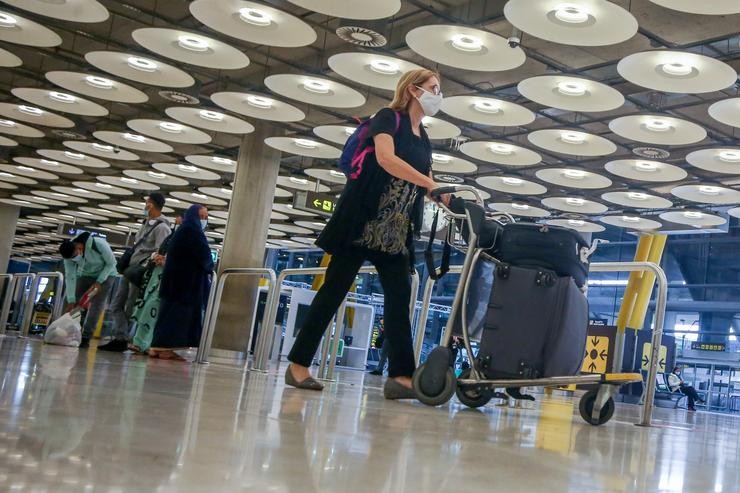 Unha pasaxeira camiña polas instalacións da T4 do Aeroporto Adolfo Suárez Madrid-Barajas 