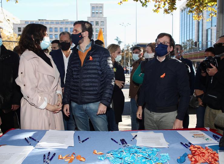 O presidente do Partido Popular, Pablo Casado, a presidenta da Comunidade de Madrid, Isabel Díaz Ayuso, e o alcalde de Madrid, José Luís Martínez-Almeida, participan nunha recollida de firmas na caseta instalada polo PP nunha manifestación de. Eduardo Parra - Europa Press 