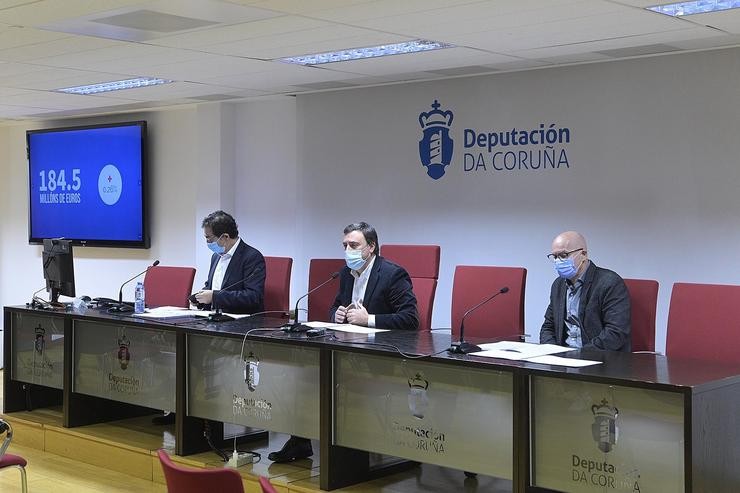 O presidente da Deputación da Coruña, Valentín González Formoso, xunto co vicepresidente Xosé Regueira e o deputado Antonio Leira, presentan o orzamento para 2021. MONCHO FONTES