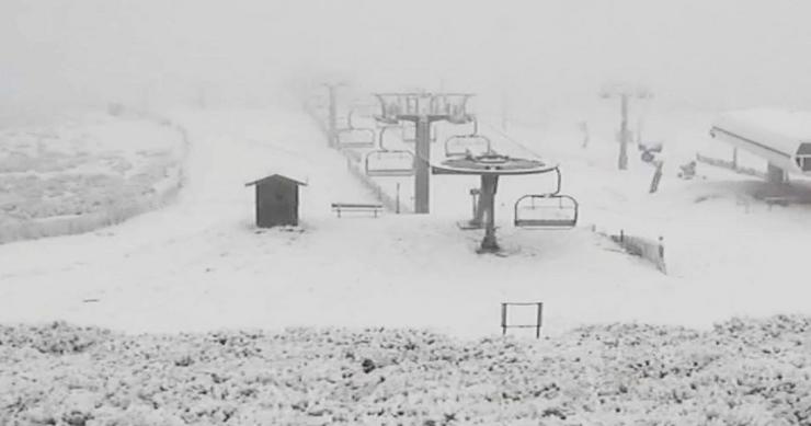 A estación de esquí de Manzaneda con neve 