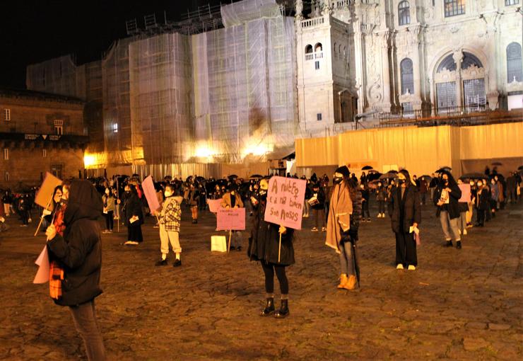 Protesta en Santiago contra a violencia de Xénero nos actos do 25N 