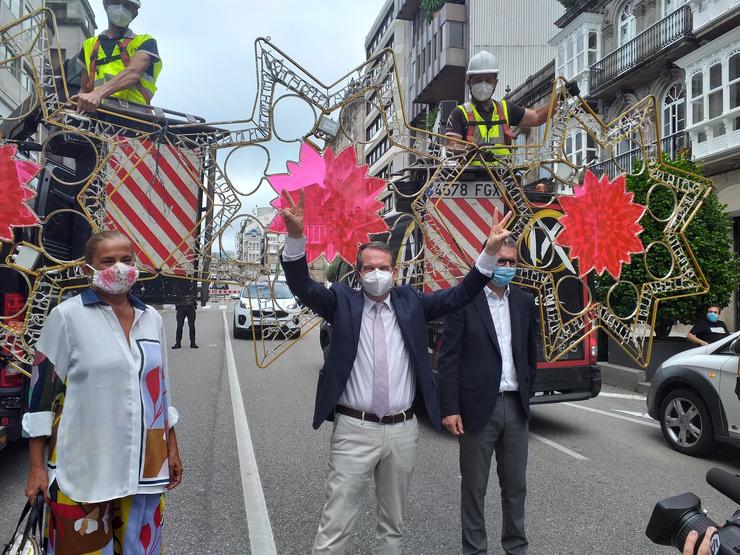 O alcalde de Vigo, Abel Caballero, e a presidenta da Deputación e edila viguesa, Carmela Silva, xunto ao concelleiro Anxo Rivas, no acto de inicio de colocación da iluminación do Nadal, o 19 de agosto de 2020.. EUROPA PRESS - Arquivo / Europa Press