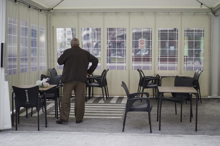 Un cliente nunha terraza  