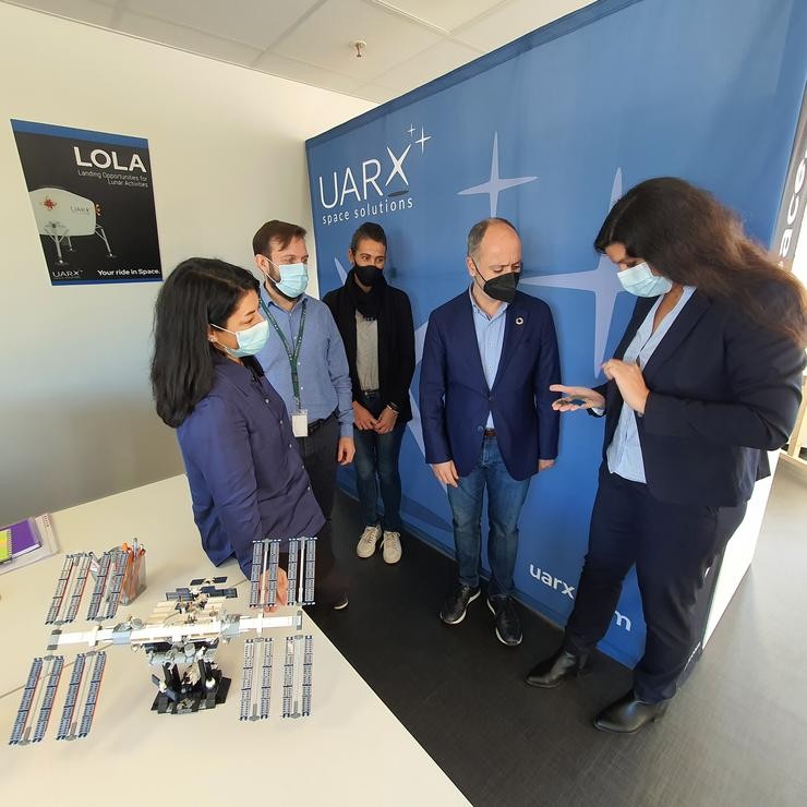 O delegado do Estado na Zona Franca, David Regades, durante a súa visita a UARX Space. CONSORCIO DA ZONA FRANCA DE VIGO / Europa Press