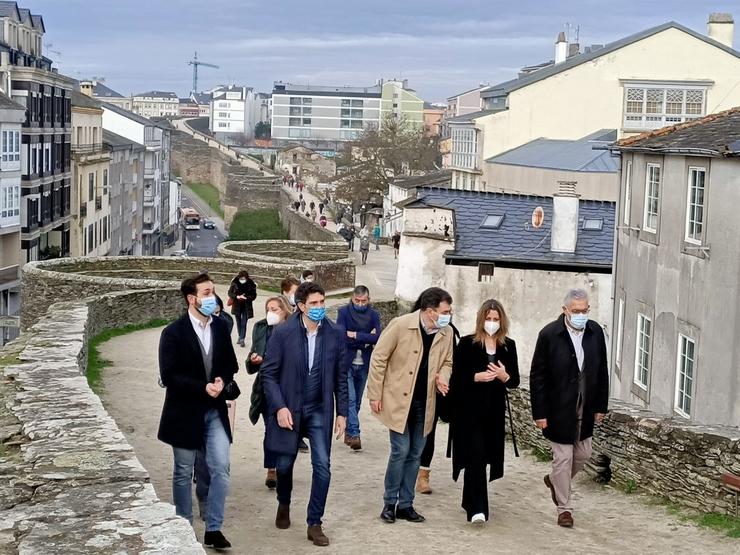 O conselleiro de Cultura, Educación e Universidade, Román Rodríguez, e a alcaldesa de Lugo, Lara Méndez, nun paseo para conmemorar os 20 anos da declaración da Muralla de Lugo como Patrimonio da Humanidade.. CONCELLO DE LUGO / Europa Press