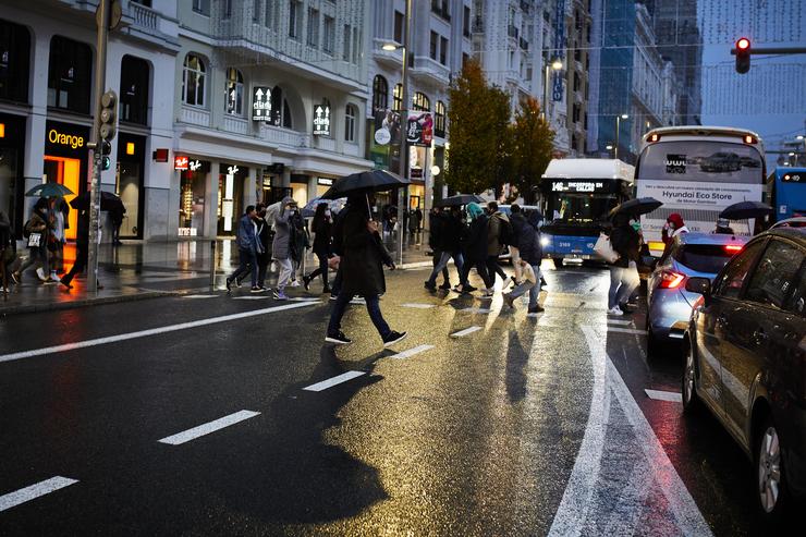 Transeúntes camiñan por Gran Vía, preto dunha zona comercial da rúa de Prezados, en Madrid (España), a 27 de novembro de 2020. A cidade de Madrid estrea este venres o dispositivo policial de Nadal que dá comezo coa campaña comercial do. Jesús Hellín - Europa Press 