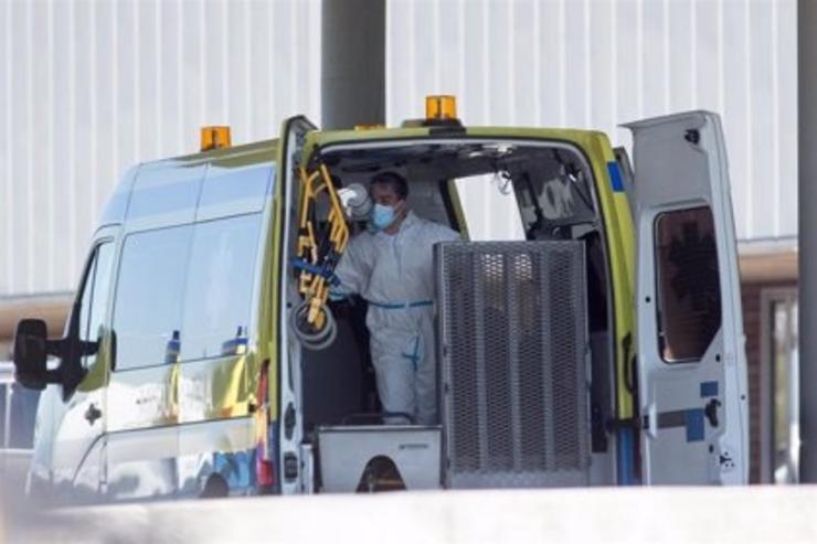 Un profesional sanitario prepara a padiola para baixar da ambulancia a un accidentado /. CARLOS CASTRO - EUROPA PRESS