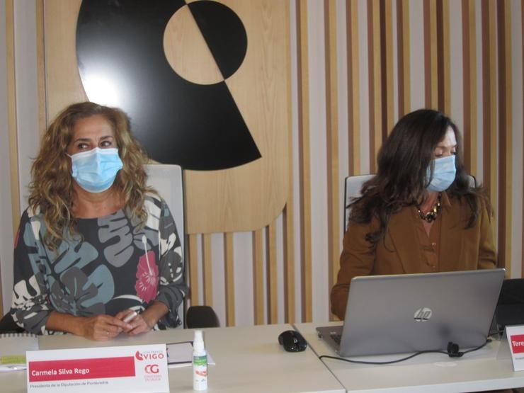 A presidenta da Deputación de Pontevedra, Carmela Silva, e a investigadora Teresa Mariño durante a presentación / Europa Press