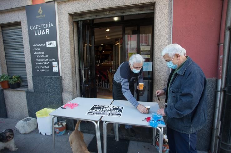 Un establecemento serve cafés para levar o mesmo día da entrada en vigor de novas restricións impostas pola crise do Covid-19 no municipio de Vilalba, Lugo.. Carlos Castro - Europa Press 