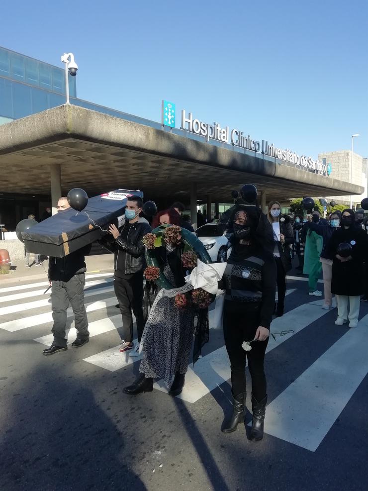 Traballadores da UCI do Hospital Clínico de Santiago escenifican o 'enterro' do servizo público sanitario 