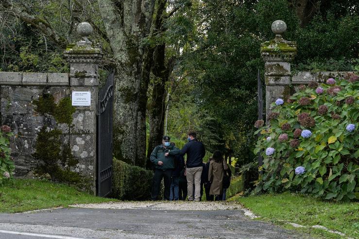 Entrada no pazo de Meirás da comitiva xudicial para realizar o inventario. M. Dylan - Europa Press 