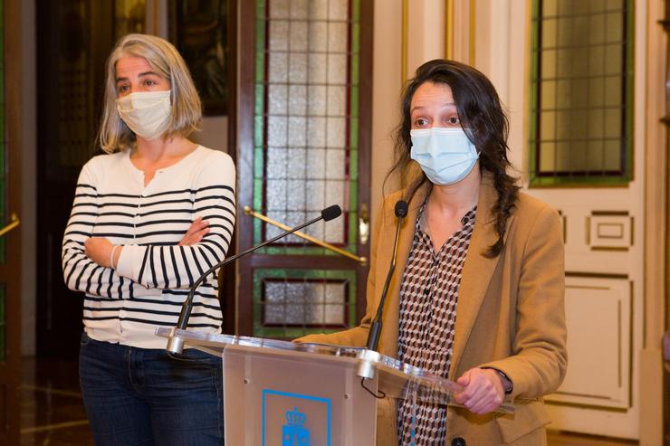 As concelleiras de Marea Atlántica María García e Silvia Cameán nunha rolda de prensa sobre dependencia. SANDRA GARCIA REI 