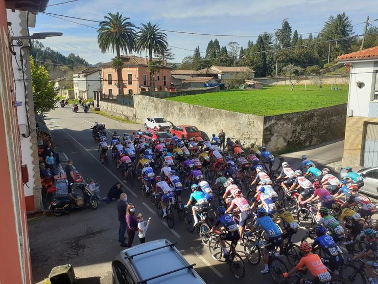 Paso da Volta Ciclista a España 2020 por Villaviciosa.