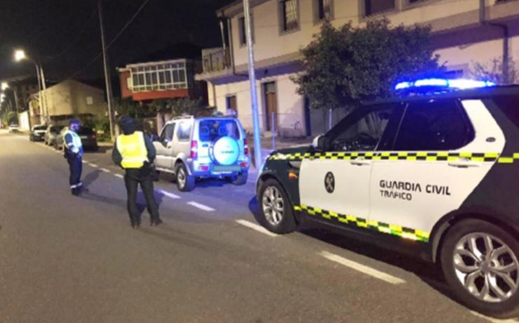Condutor interceptado pola Garda Civil de Ourense por saltarse o toque de queda pola covid-19 e dar positivo en alcol e drogas 