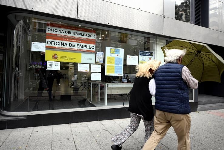 Unha parella pasa á beira dunha Oficina de Emprego en Madrid (España), a 2 de setembro.. Óscar Canas - Europa Press - Arquivo 