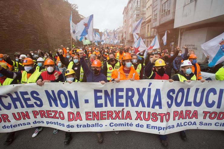 Traballadores da planta de Alcoa San Cibrao camiñan nunha concentración levada a cabo por Lugo, Galicia, (España), a 24 de outubro de 2020.. Carlos Castro - Europa Press / Europa Press