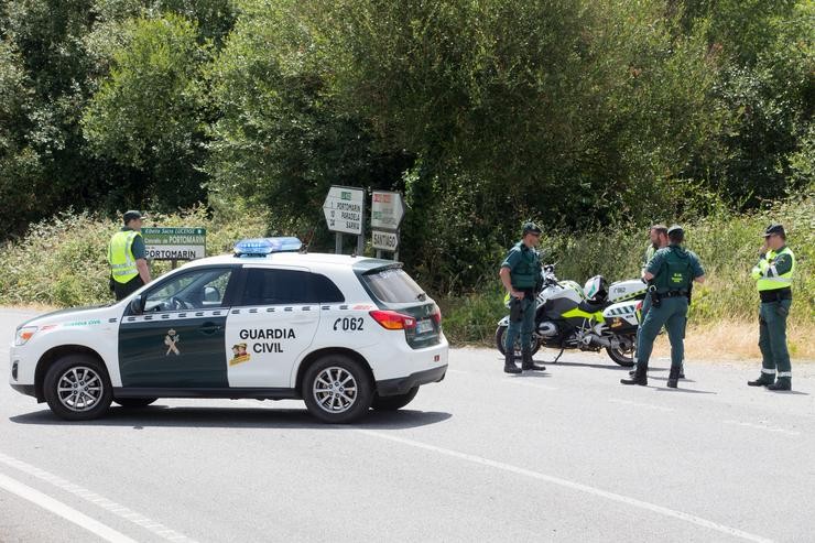Axentes da Garda Civil no tramo da estrada LU-633, no termo municipal de Portomarín (Lugo). Carlos Castro - Europa Press - Arquivo