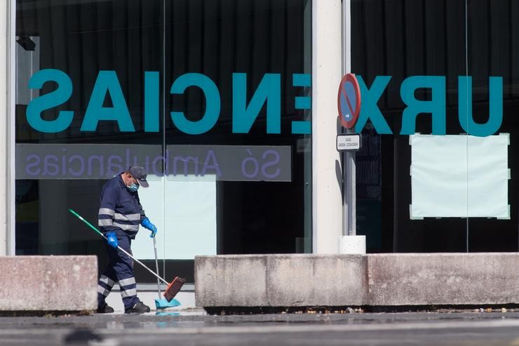 Un traballador da limpeza varre as inmediacións das Urxencias dun hospital galego / Carlos Castro - Europa Press - Arquivo