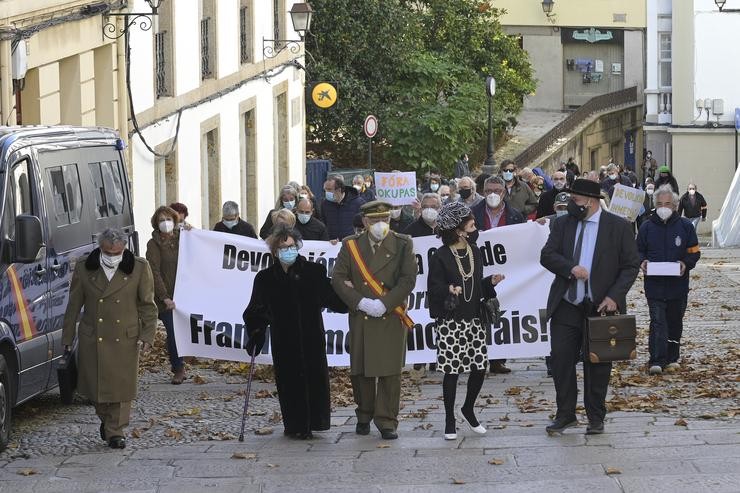 Un grupo de actores encabeza unha marcha cívica para pedir a 'devolución' ao patrimonio público da Casa Cornide, en mans da familia Franco, na Coruña 