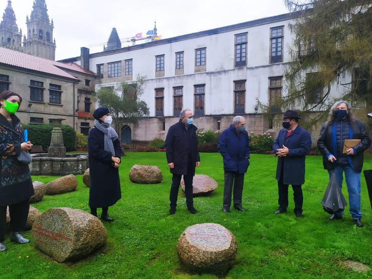 Inauguración da pedra de Salvador García-Bodaño no Xardín das Pedras que Falan