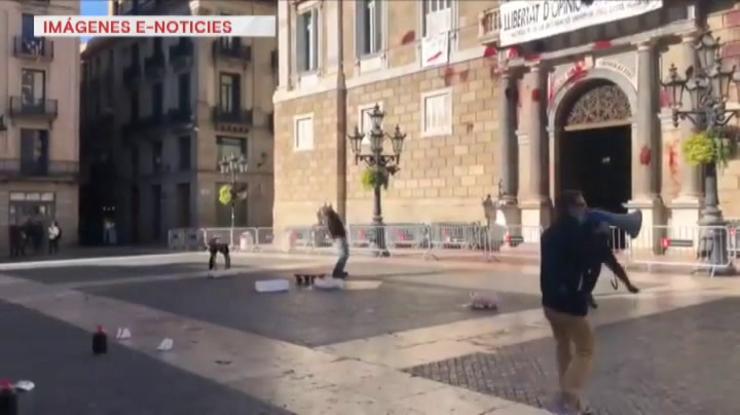 Un grupo de persoas vinculadas coa hostalaría lanza pintura contra o edificio da Generalitat / e-noticies.es