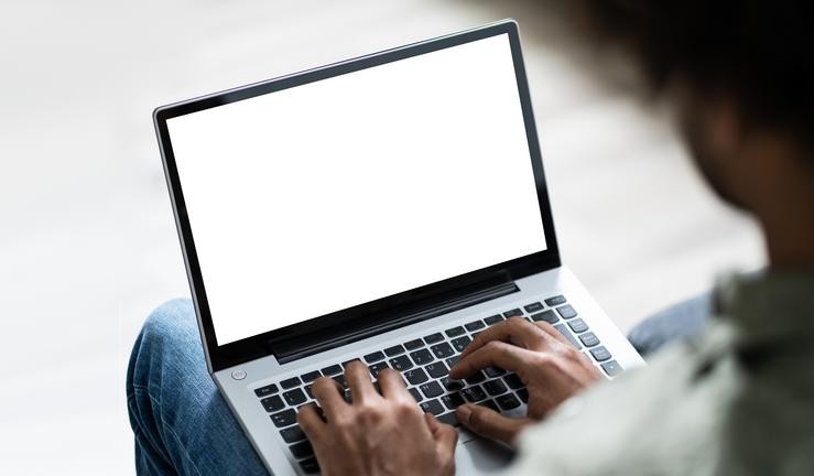 Alumno segue a actividade docente da US coa plataforma Ensino Virtual. Universidade de Sevilla - Arquivo / Europa Press