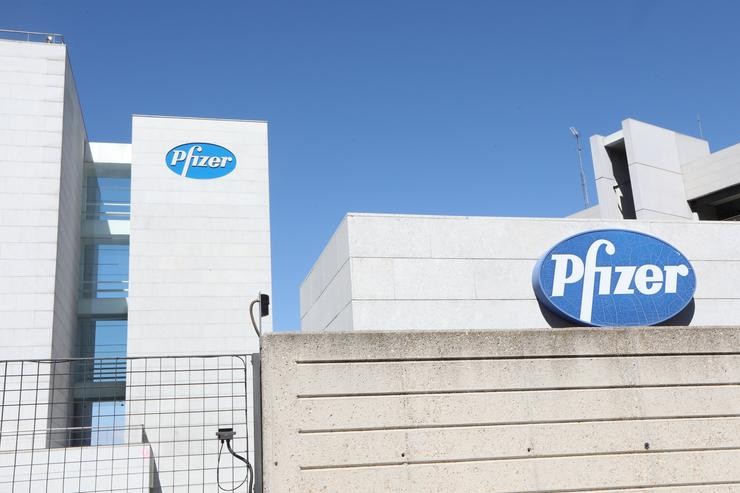 Logo de Pfizer no edificio dos laboratorios da marca en Madrid (España), a 2020.. Marta Fernández Xara - Europa Press - Arquivo
