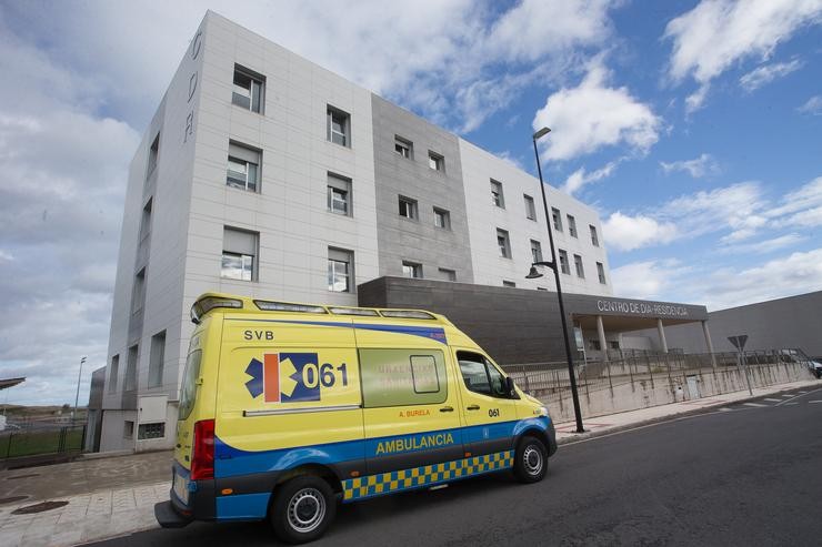 Unha ambulancia acode á residencia de anciáns de San Cibrao onde se orixinou un brote de Covid-19, en San Cibrao, Lugo, Galicia, (España), a 9 de novembro de 2020.. Carlos Castro - Europa Press 