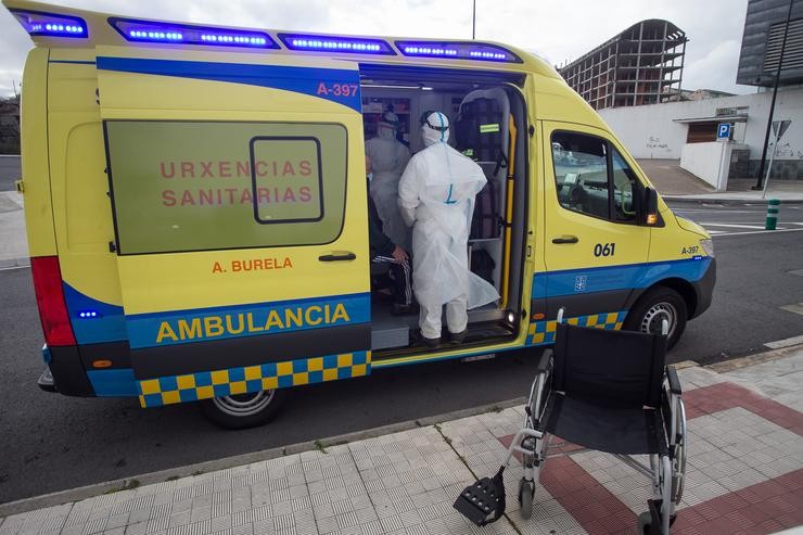 Un traballador sanitario totalmente protexido axuda a subir á ambulancia a un ancián da residencia de anciáns de San Cibrao / Europa Press. / Europa Press