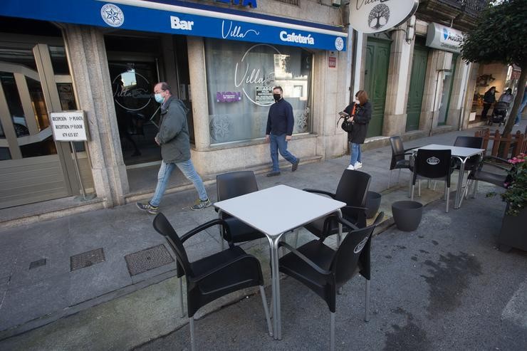 Unha cola de clientes espera a recoller un produto dun establecemento pechado en Vilalba, Lugo.. Carlos Castro - Europa Press / Europa Press