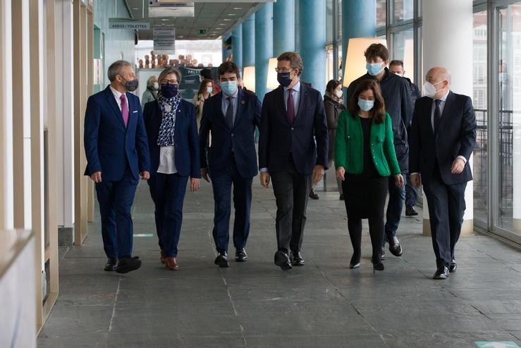 O presidente da Xunta, Alberto Núñez Feijóo, o delegado do Goberno en Galicia, Javier Losada, e a alcaldesa da Coruña, Inés Rei, asisten á toma de posesión do novo presidente da Autoridade Portuaria da Coruña, Martín Fernández Prado. ANA VARELA 