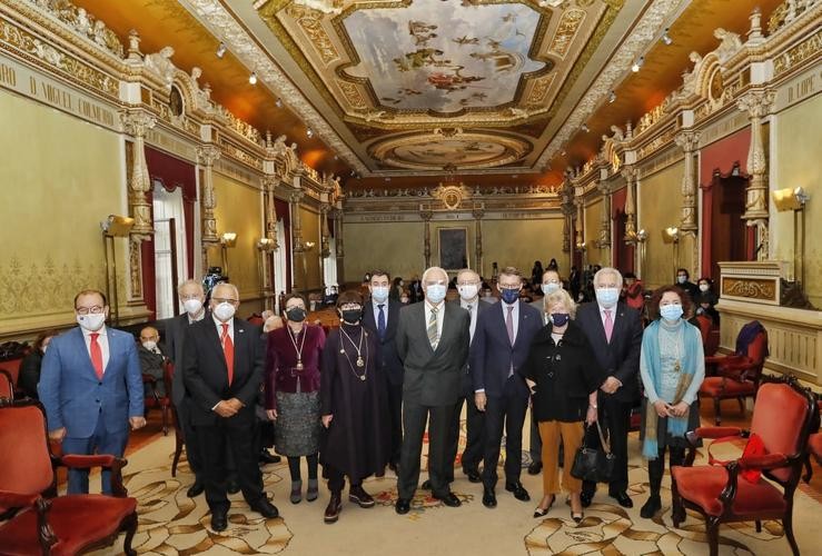 O presidente da RAG, Víctor F. Freixanes, o presidente da Xunta, Alberto Núñez Feijóo, e outras autoridades no Paraninfo da USC, escenario de celebración do pleno da RAG do Día dás Letras Galegas 2020.. RAG / Europa Press