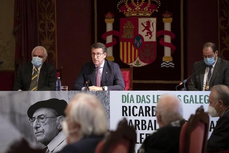 O presidente da Real Academia Galega, Víctor F. Freixanes, o presidente da Xunta, Alberto Núñez Feijóo, e o secretario da RAG, Xosé Henrique Monteagudo, no pleno do Día dás Letras Galegas de 2020, dedicado a Ricardo Carvalho Calero.. XUNTA / Europa Press