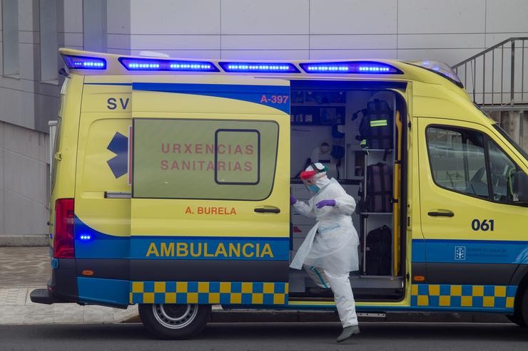 Un traballador sanitario totalmente protexido nunha ambulancia / Carlos Castro - Ep