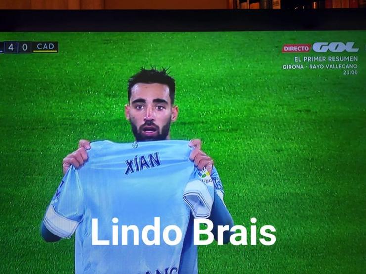 Brais Méndez cunha camisola en lembranza do seu curmá Xián 
