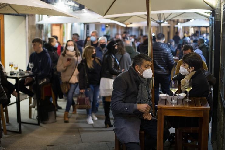 Cidadáns na terraza dun bar de Lugo a 12 de decembro de 2020 