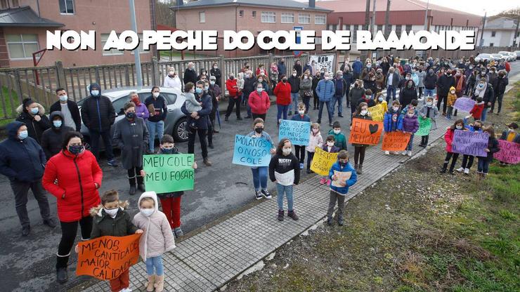 Concentración contra o peche do colexio de Baamonde (Begonte, Lugo) / @caminonortebaamonde