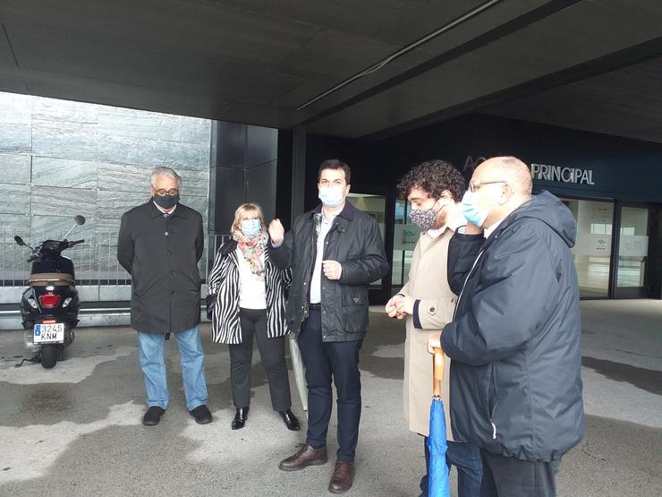 O secretario xeral do PSdeG, Gonzalo Caballero, con deputados do seu partido, no acceso ao Hospital Álvaro Cunqueiro de Vigo. / Europa Press
