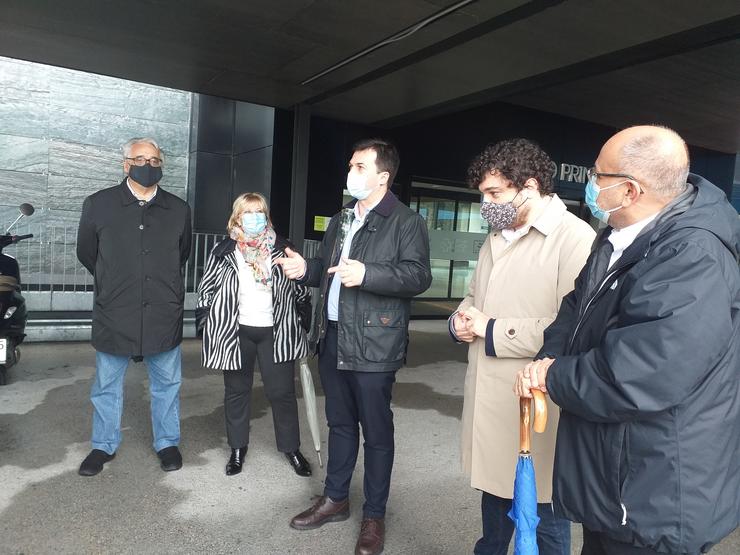 O secretario xeral do PSdeG, Gonzalo Caballero, con deputados do seu partido e o concelleiro vigués Abel Losada, ás portas do Hospital Álvaro Cunqueiro. 