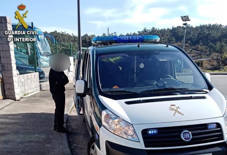 A Garda Civil investigou a un home de 36 anos domiciliado en Vilagarcía de Arousa (Pontevedra) que fuxiu a pé do lugar no que sufriu un accidente. GARDA CIVIL 