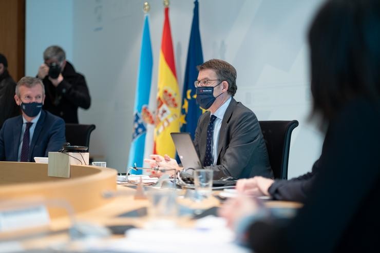 O vicepresidente primeiro, Alfonso Rueda,e o presidente da Xunta, Alberto Núñez Feijóo, na reunión do Consello. DAVID CABEZÓN @ XUNTA DE GALICI