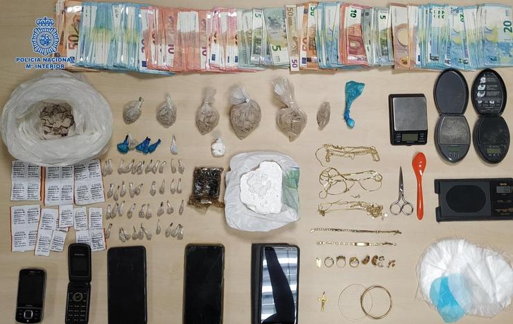 Diñeiro, drogas, móbiles e efectos intervidos na operación 'Varrido'.. POLICÍA NACIONAL 