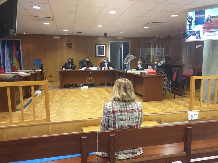 Unha traballadora do Sergas, acusada de entrar no historial médico da súa filla sen permiso, ante o tribunal da sección quinta da Audiencia Provincial de Pontevedra 