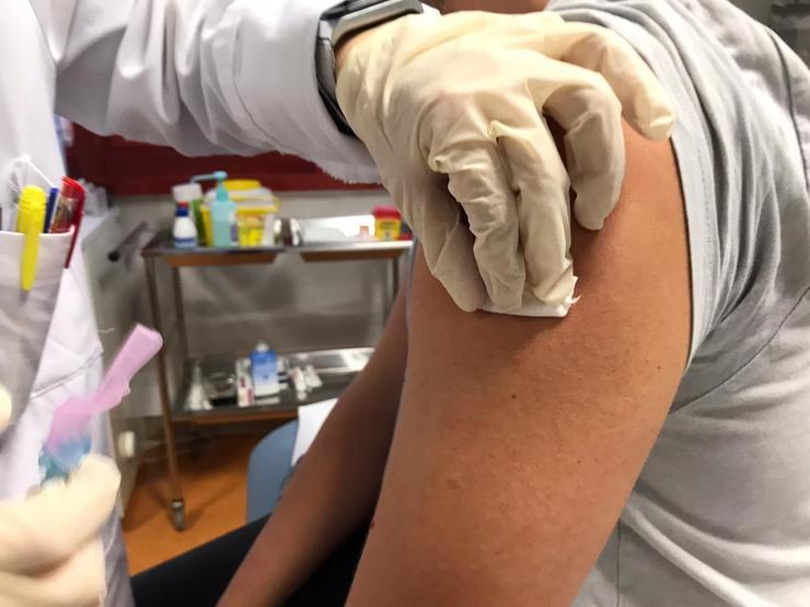Persoal de enfermaría fornece unha vacina contra a gripe na campaña de 2020, en plena pandemia polo coronavirus. Covid-19 
